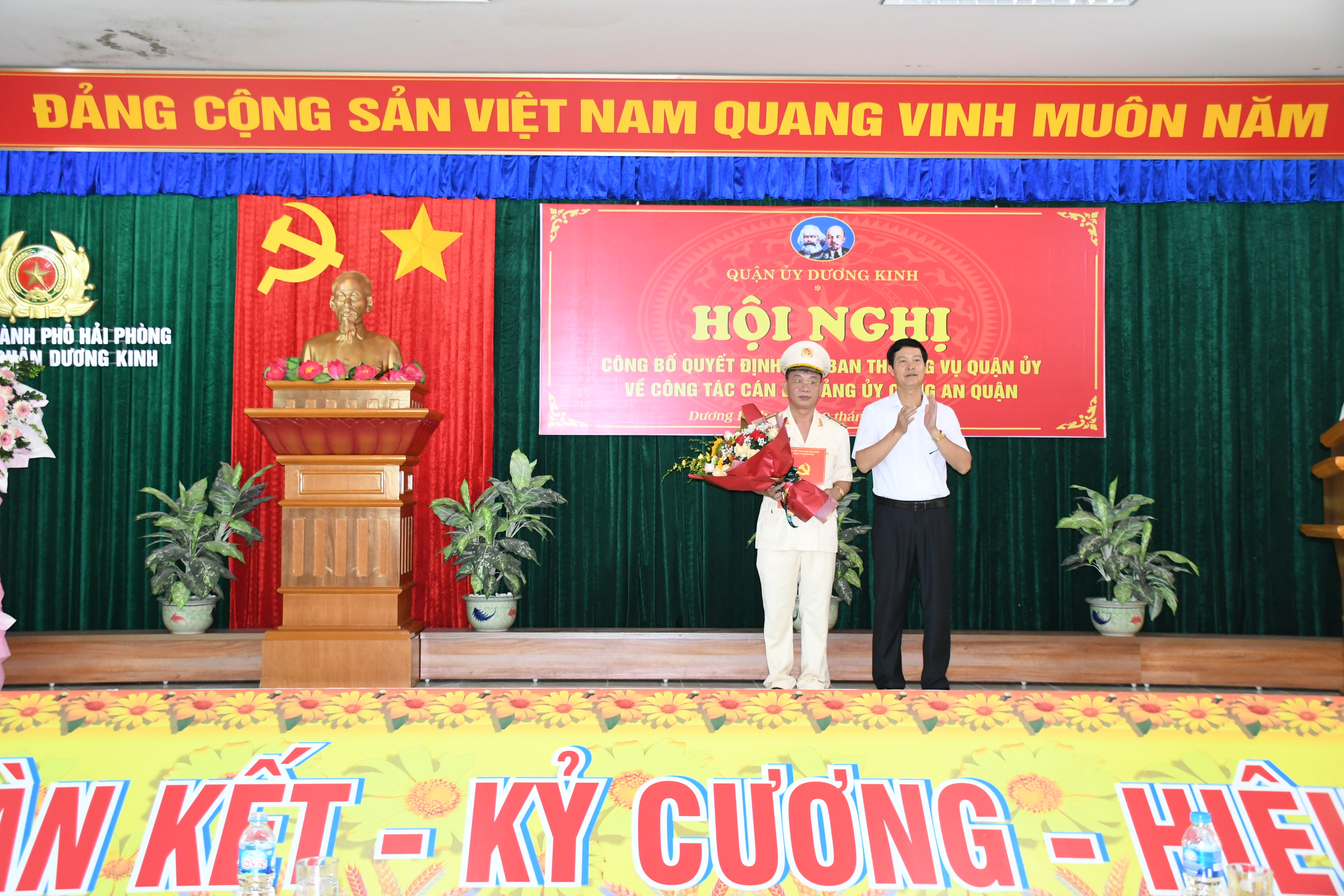 Quận ủy Dương Kinh: Công bố các Quyết định về công tác cán bộ Đảng ủy Công an quận